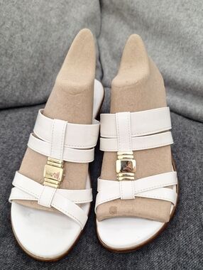 Italian Shoemakers White Slidǰe Mules with Gold Hardware Size 7.5